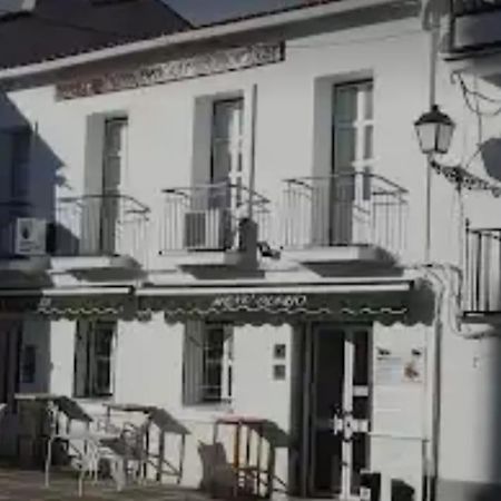 Hostal 2 Estrellas -Restaurante Las Tres Encinas En El Centro Del Pueblo Cabeza la Vaca エクステリア 写真