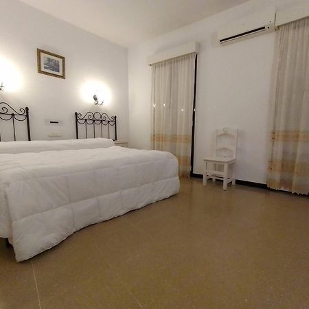 Hostal 2 Estrellas -Restaurante Las Tres Encinas En El Centro Del Pueblo Cabeza la Vaca エクステリア 写真