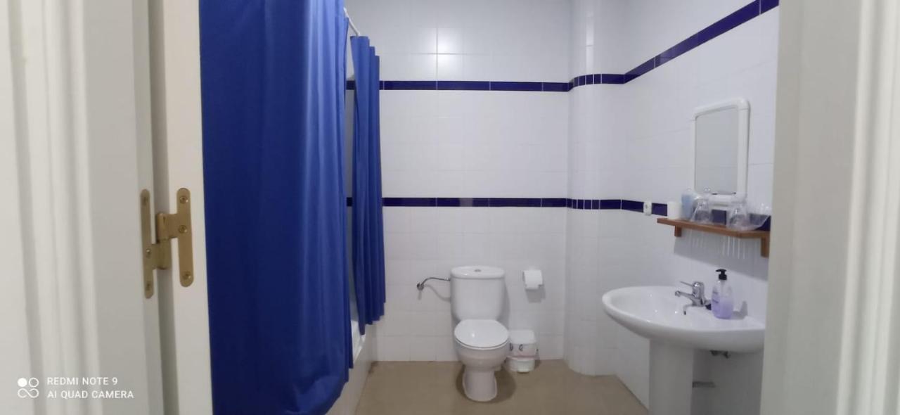 Hostal 2 Estrellas -Restaurante Las Tres Encinas En El Centro Del Pueblo Cabeza la Vaca エクステリア 写真