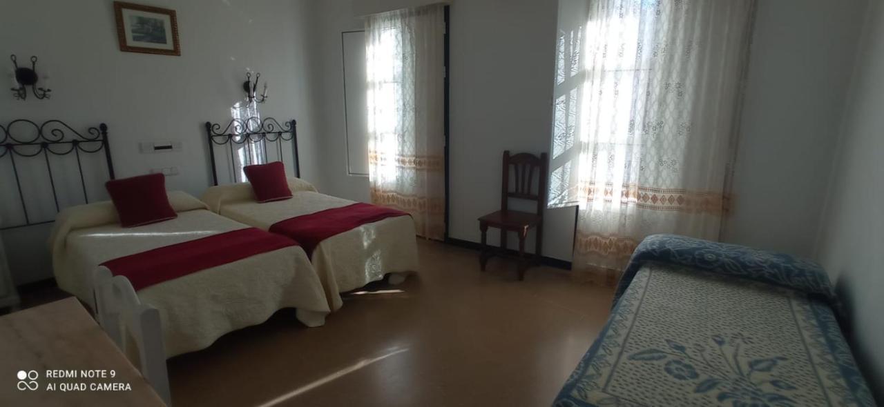 Hostal 2 Estrellas -Restaurante Las Tres Encinas En El Centro Del Pueblo Cabeza la Vaca エクステリア 写真
