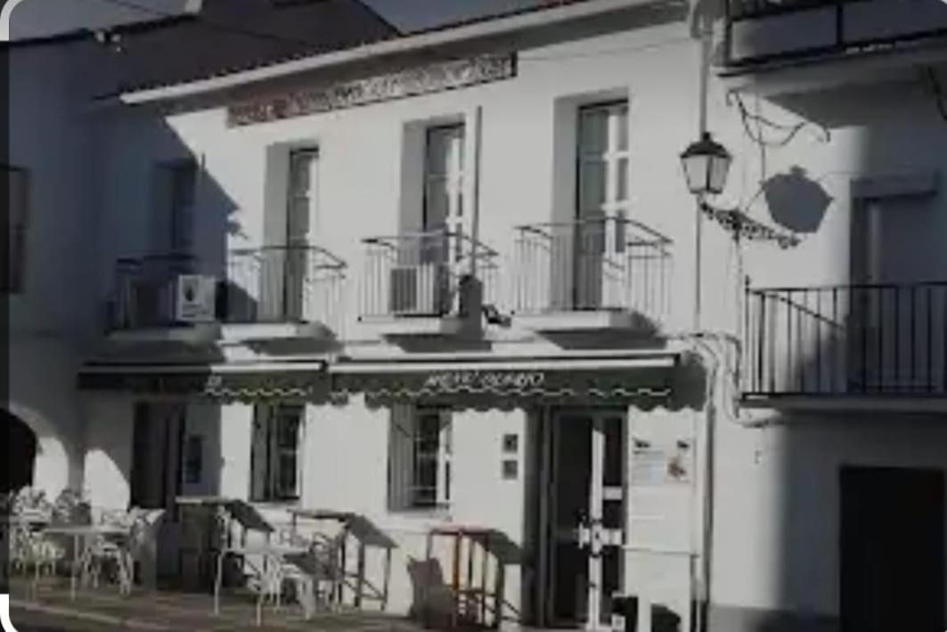 Hostal 2 Estrellas -Restaurante Las Tres Encinas En El Centro Del Pueblo Cabeza la Vaca エクステリア 写真