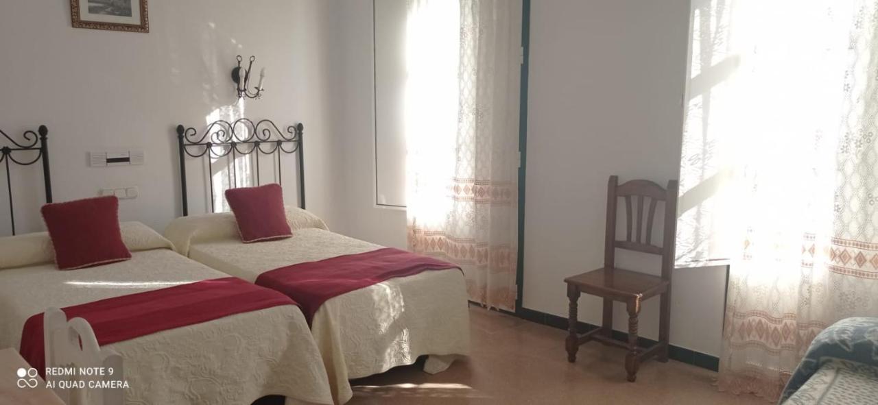 Hostal 2 Estrellas -Restaurante Las Tres Encinas En El Centro Del Pueblo Cabeza la Vaca エクステリア 写真