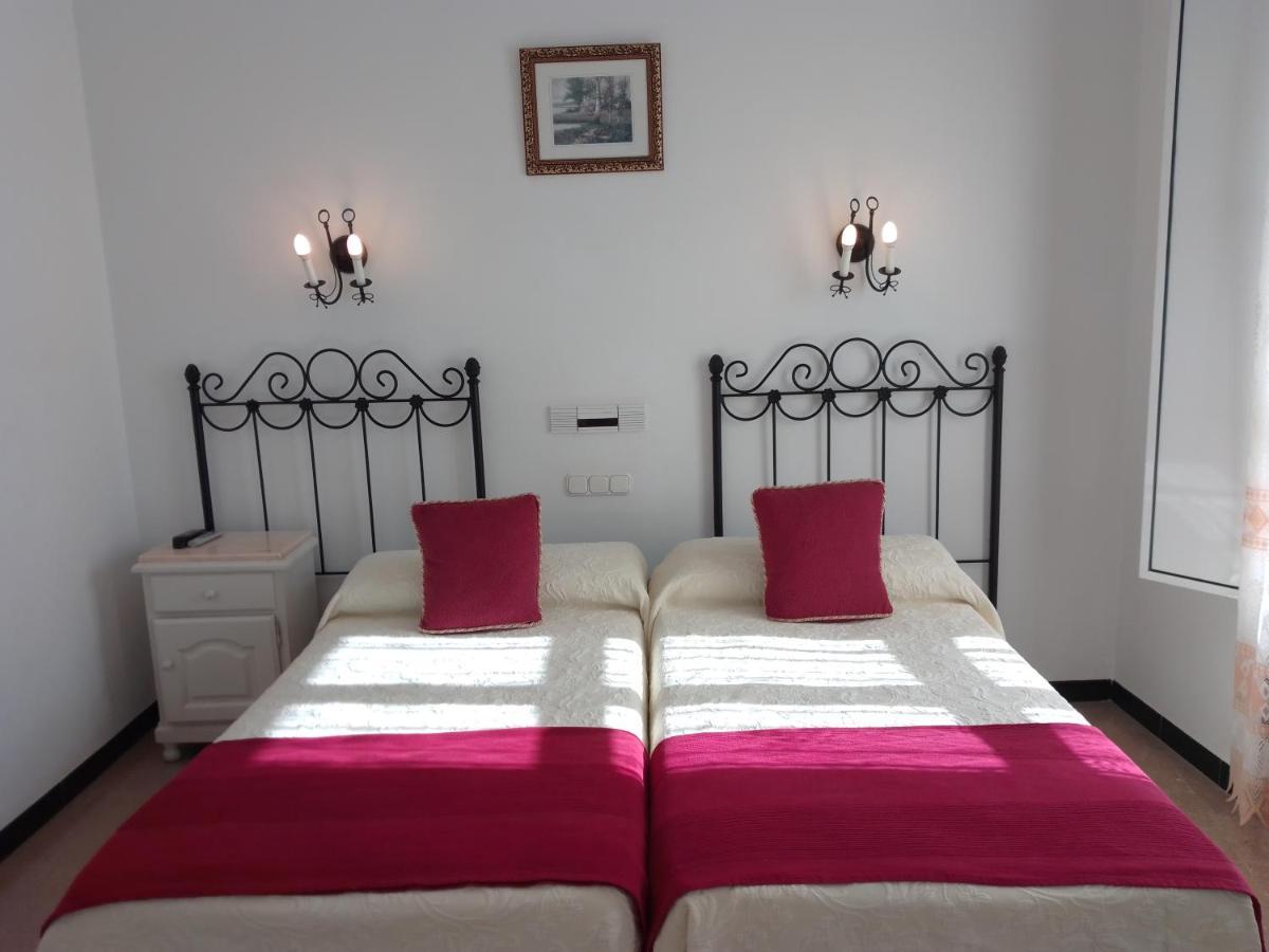 Hostal 2 Estrellas -Restaurante Las Tres Encinas En El Centro Del Pueblo Cabeza la Vaca エクステリア 写真