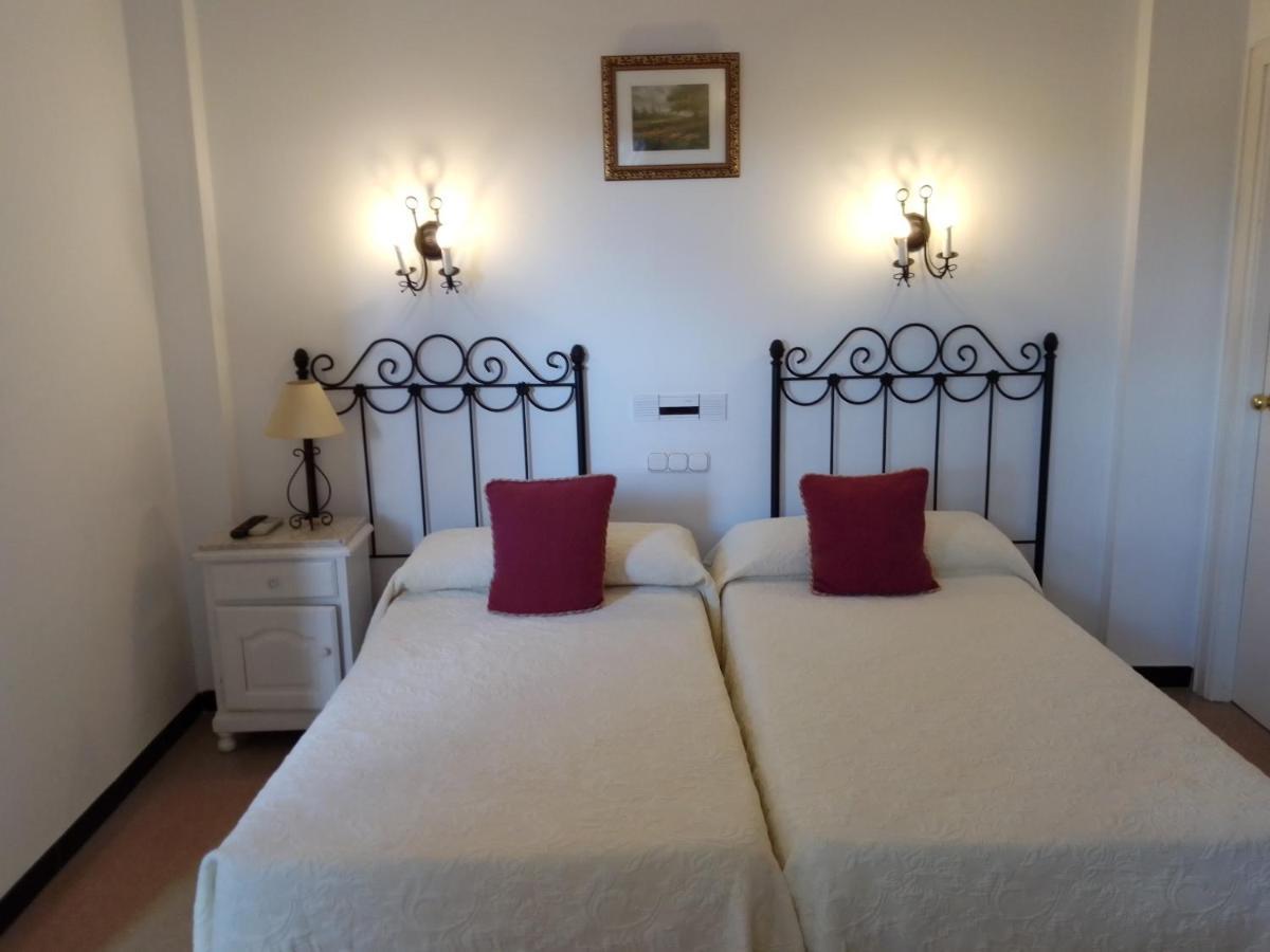 Hostal 2 Estrellas -Restaurante Las Tres Encinas En El Centro Del Pueblo Cabeza la Vaca エクステリア 写真