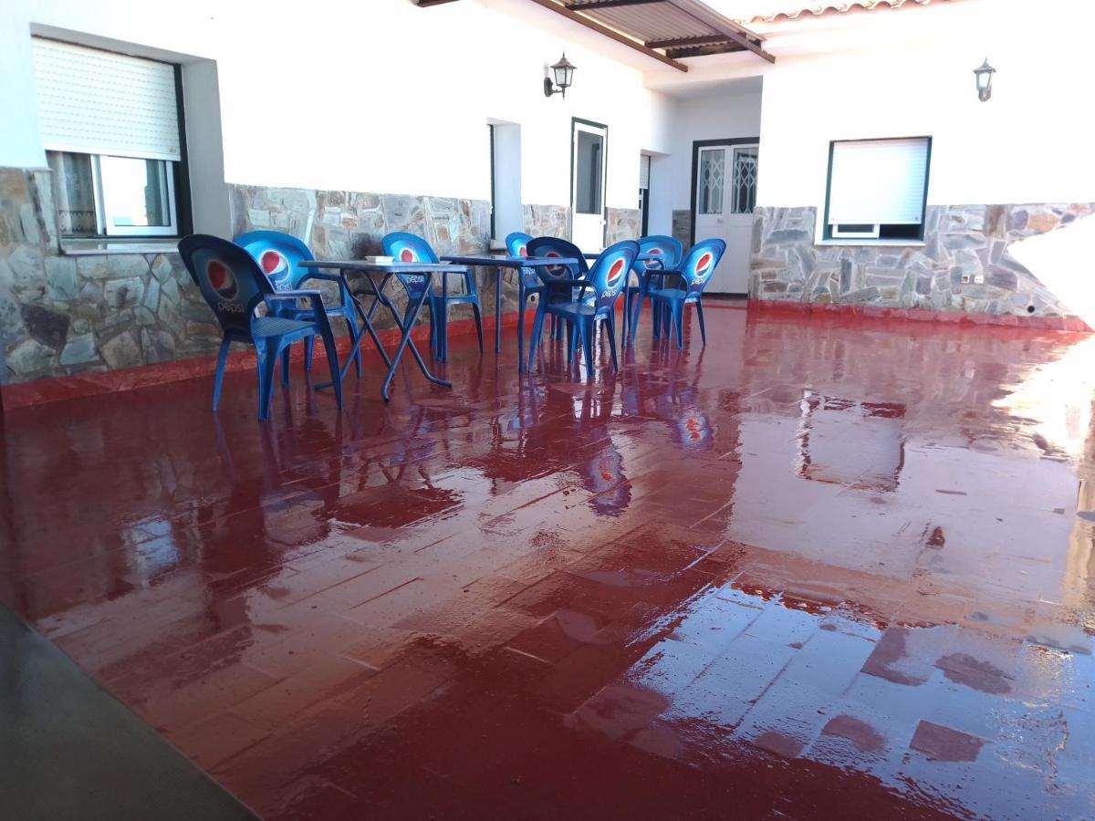 Hostal 2 Estrellas -Restaurante Las Tres Encinas En El Centro Del Pueblo Cabeza la Vaca エクステリア 写真