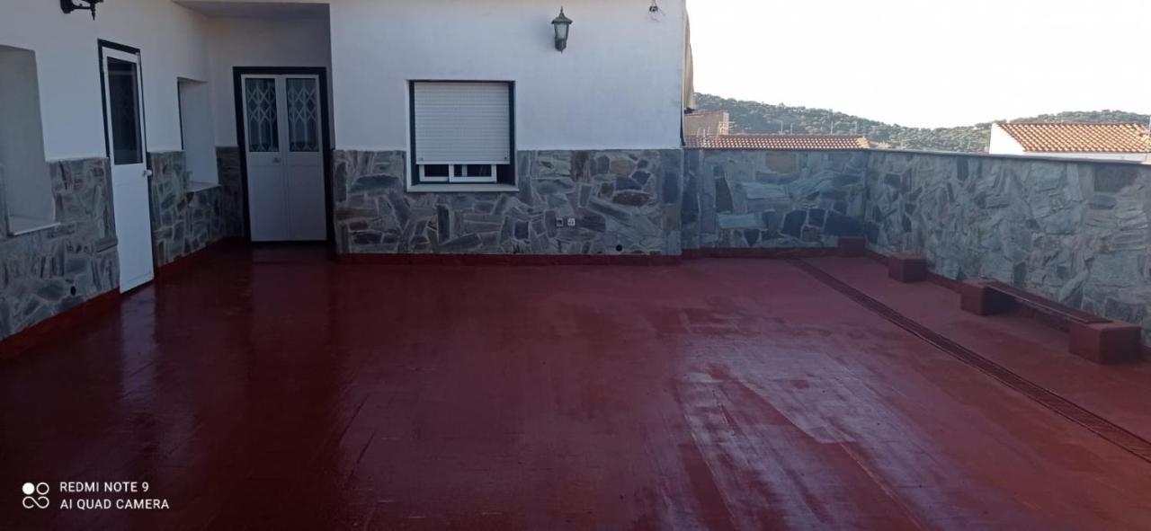 Hostal 2 Estrellas -Restaurante Las Tres Encinas En El Centro Del Pueblo Cabeza la Vaca エクステリア 写真