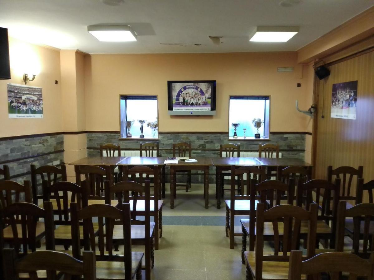 Hostal 2 Estrellas -Restaurante Las Tres Encinas En El Centro Del Pueblo Cabeza la Vaca エクステリア 写真