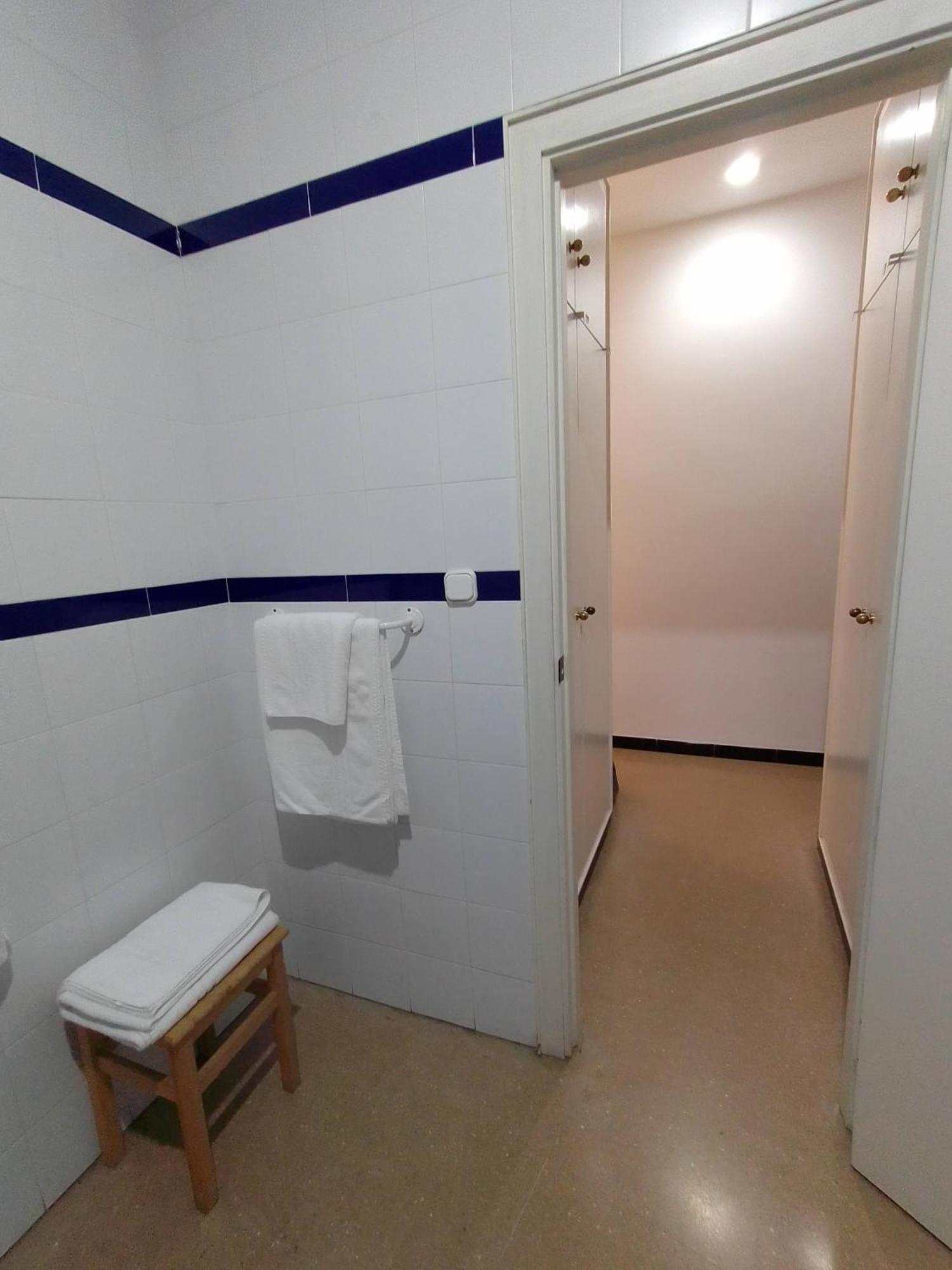 Hostal 2 Estrellas -Restaurante Las Tres Encinas En El Centro Del Pueblo Cabeza la Vaca エクステリア 写真