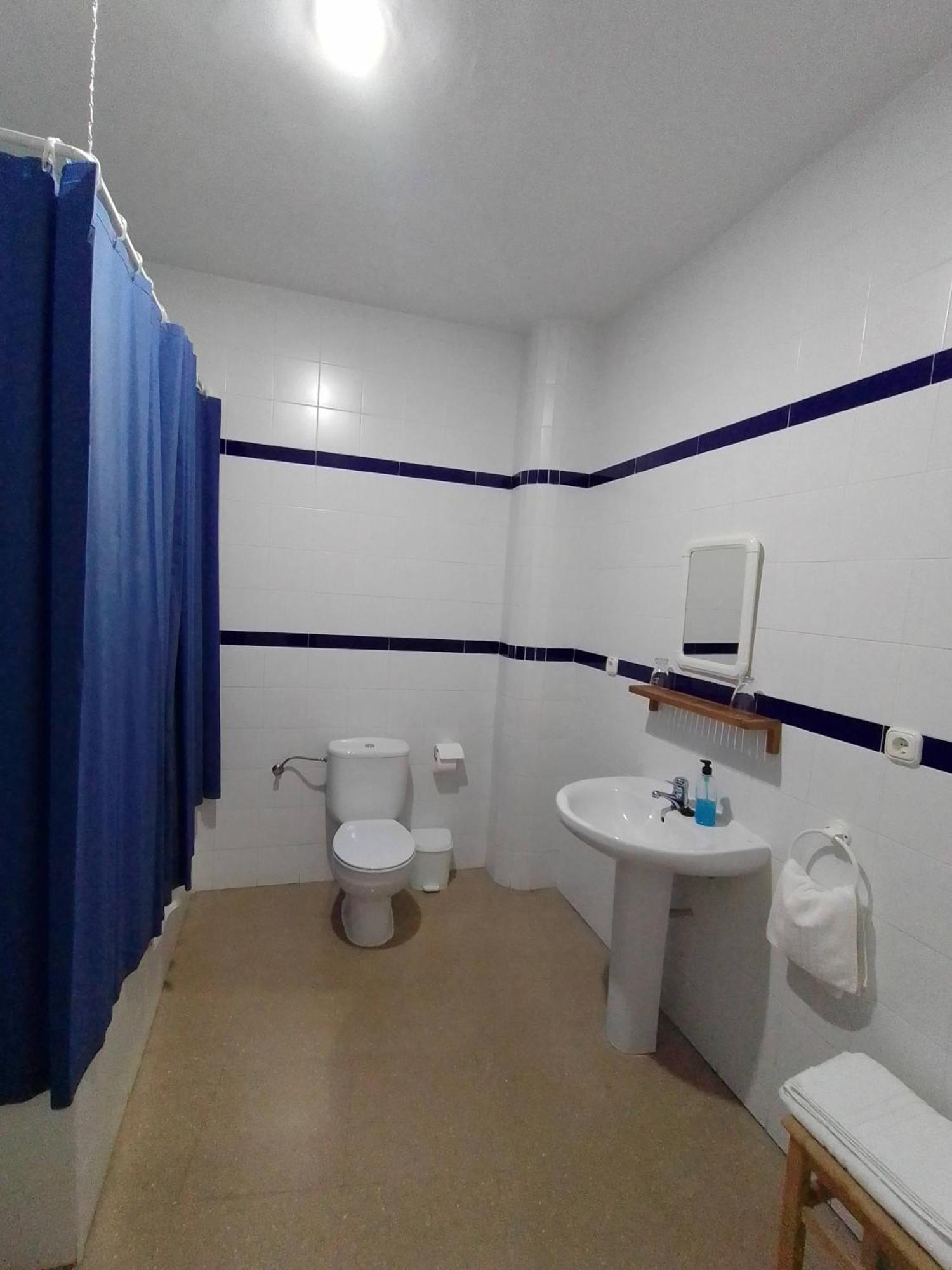 Hostal 2 Estrellas -Restaurante Las Tres Encinas En El Centro Del Pueblo Cabeza la Vaca エクステリア 写真