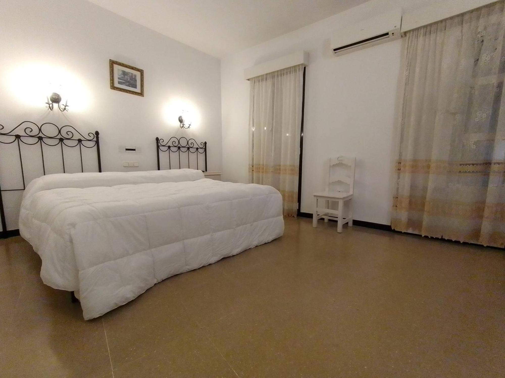 Hostal 2 Estrellas -Restaurante Las Tres Encinas En El Centro Del Pueblo Cabeza la Vaca エクステリア 写真